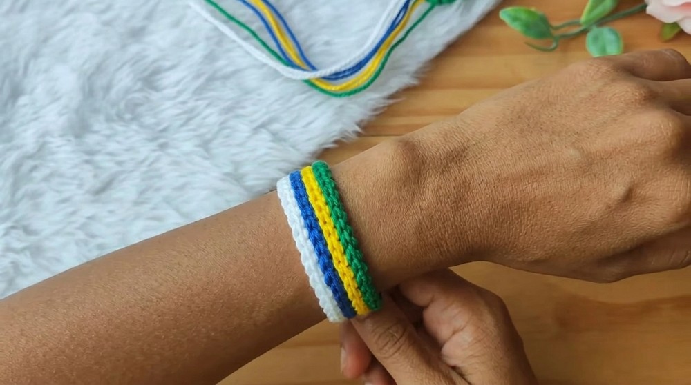 How to Crochet a Simple and Easy Bracelet (5)