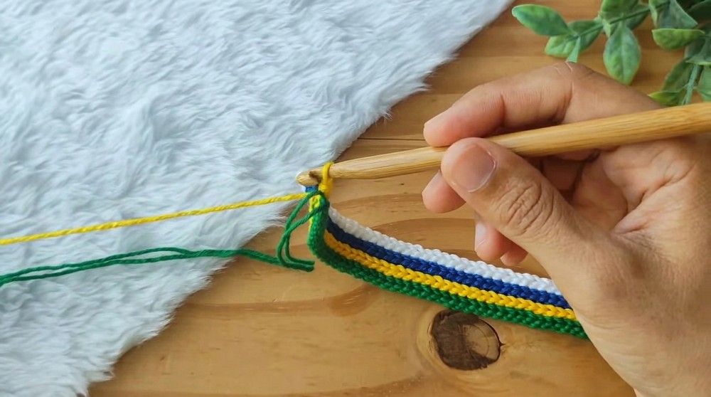 How to Crochet a Simple and Easy Bracelet (6)