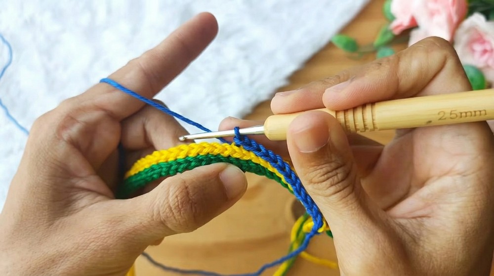 How to Crochet a Simple and Easy Bracelet (7)