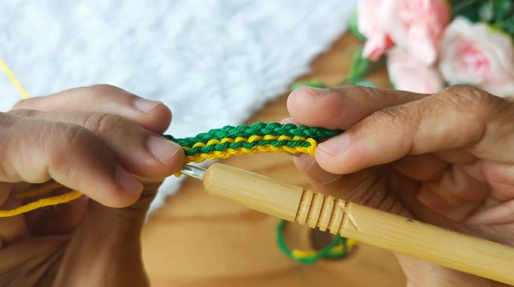 How to Crochet a Simple and Easy Bracelet (8)