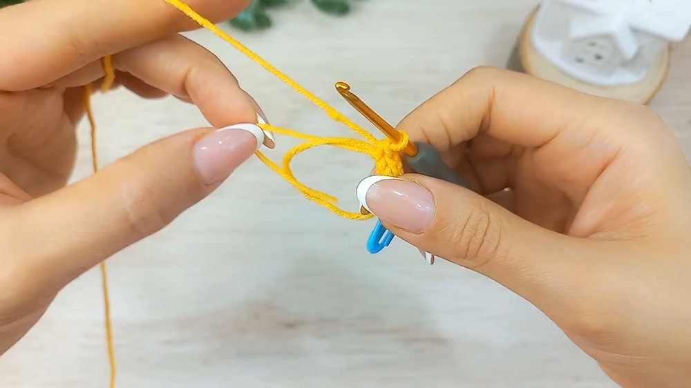 Crochet Daisy Flower Keychain Pattern 1