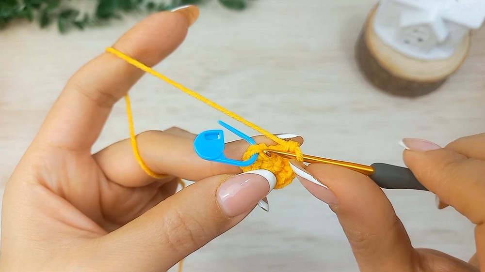 Crochet Daisy Flower Keychain Pattern 2