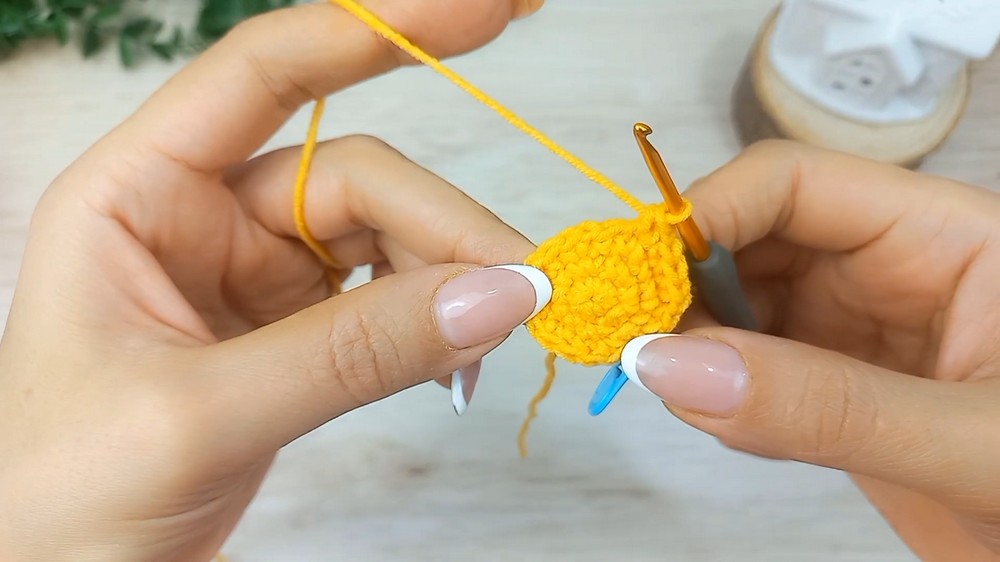 Crochet Daisy Flower Keychain Pattern 3
