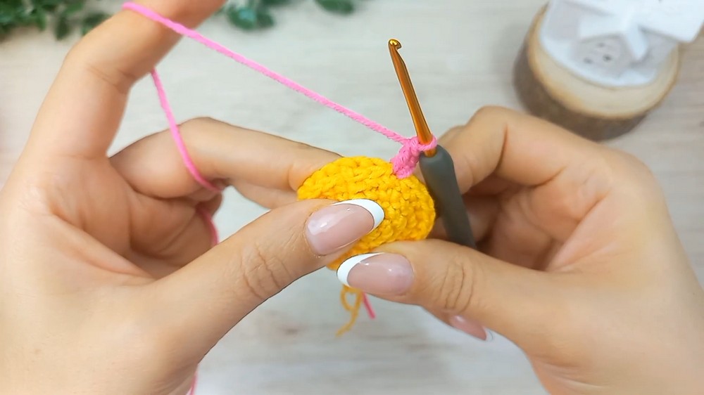 Crochet Daisy Flower Keychain Pattern 4