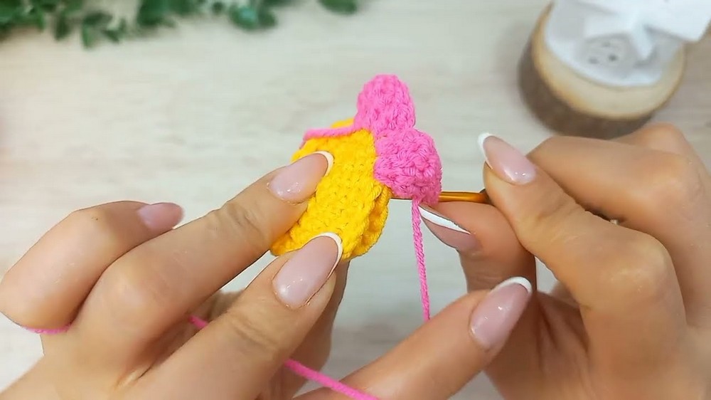 Crochet Daisy Flower Keychain Pattern 5
