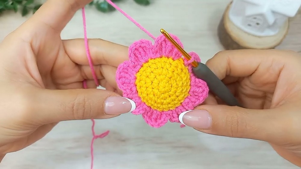 Crochet Daisy Flower Keychain Pattern 6