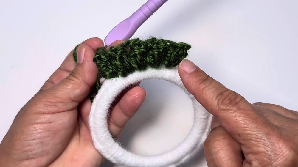Cute Crochet Wreath Ornament Pattern 3