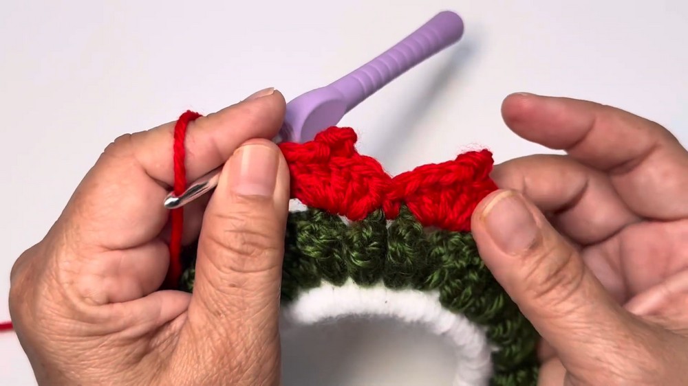 Cute Crochet Wreath Ornament Pattern 4