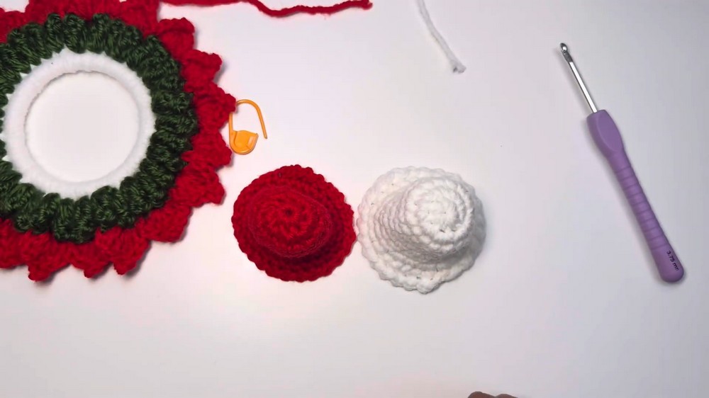Cute Crochet Wreath Ornament Pattern 6
