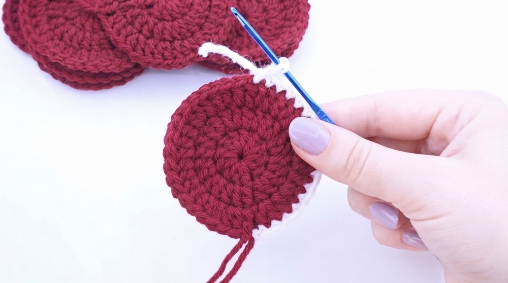 Easy Crochet Christmas Bauble Pattern 4