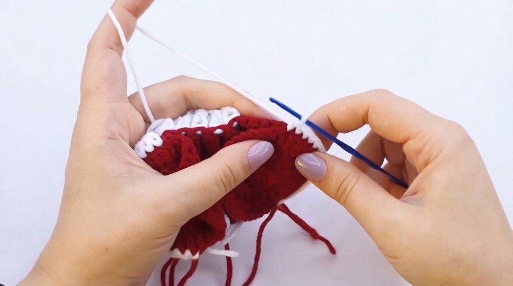 Easy Crochet Christmas Bauble Pattern 5