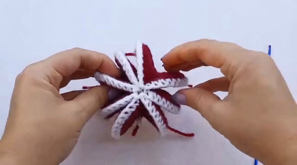 Easy Crochet Christmas Bauble Pattern 6