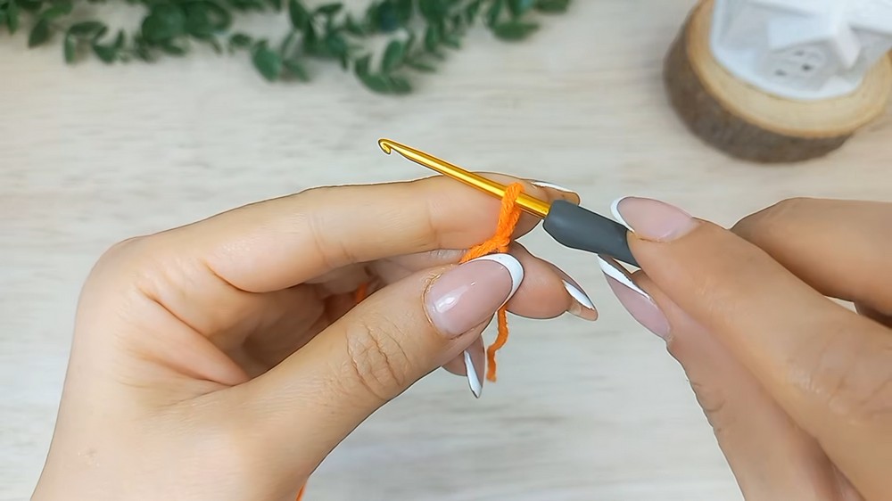 Easy Crochet Rose Keychain Pattern 1
