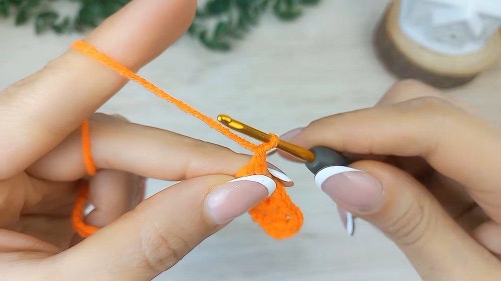 Easy Crochet Rose Keychain Pattern 3