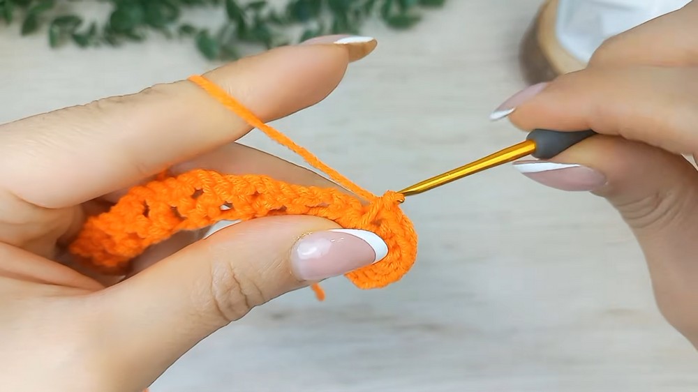 Easy Crochet Rose Keychain Pattern 4