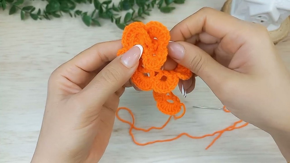 Easy Crochet Rose Keychain Pattern 5