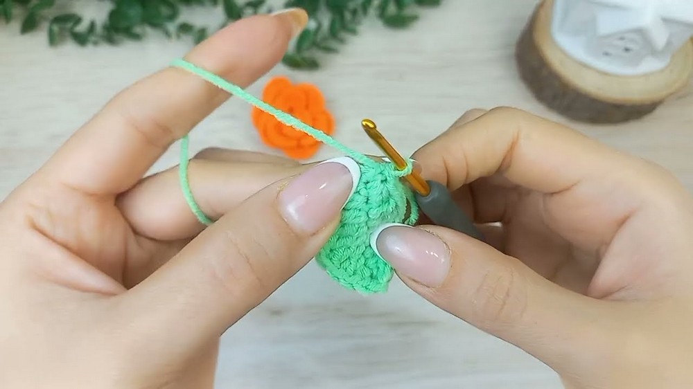 Easy Crochet Rose Keychain Pattern 6