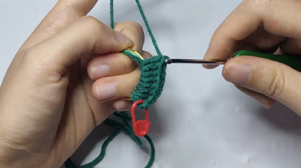 Crochet Christmas Wreath Keychain Pattern 1
