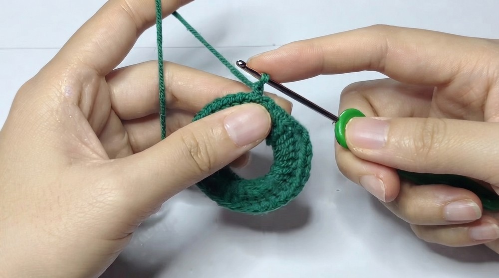 Crochet Christmas Wreath Keychain Pattern 2