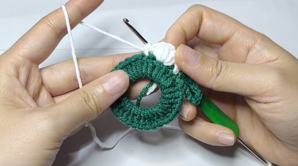 Crochet Christmas Wreath Keychain Pattern 3