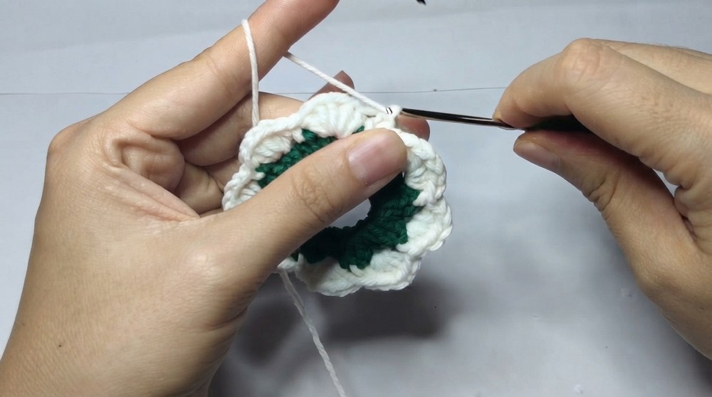 Crochet Christmas Wreath Keychain Pattern 4