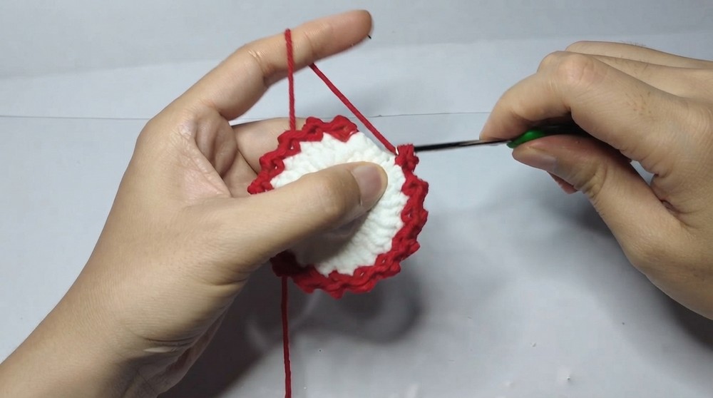 Crochet Christmas Wreath Keychain Pattern 5