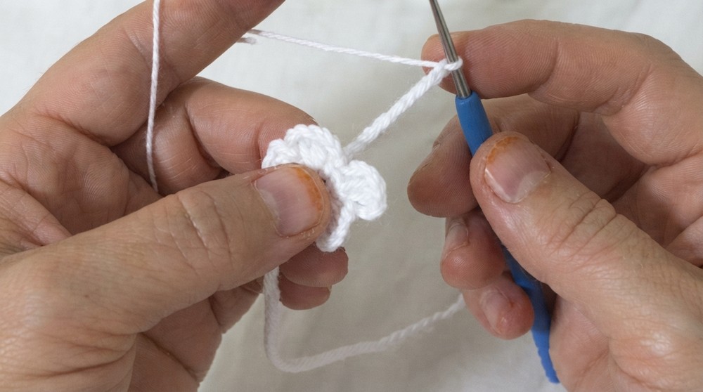 Crochet Headband With Flowerly Pattern 3