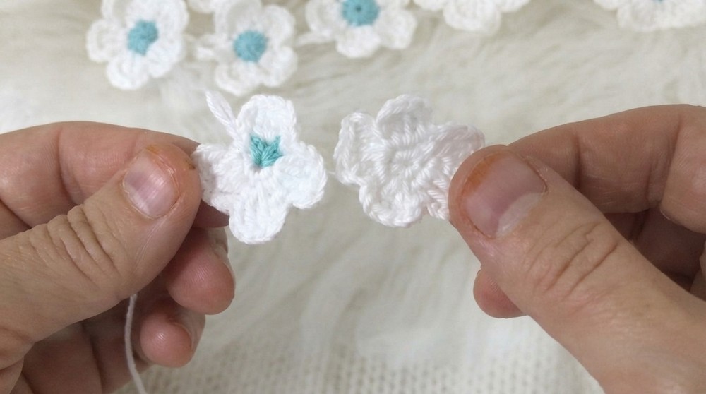 Crochet Headband With Flowerly Pattern 4