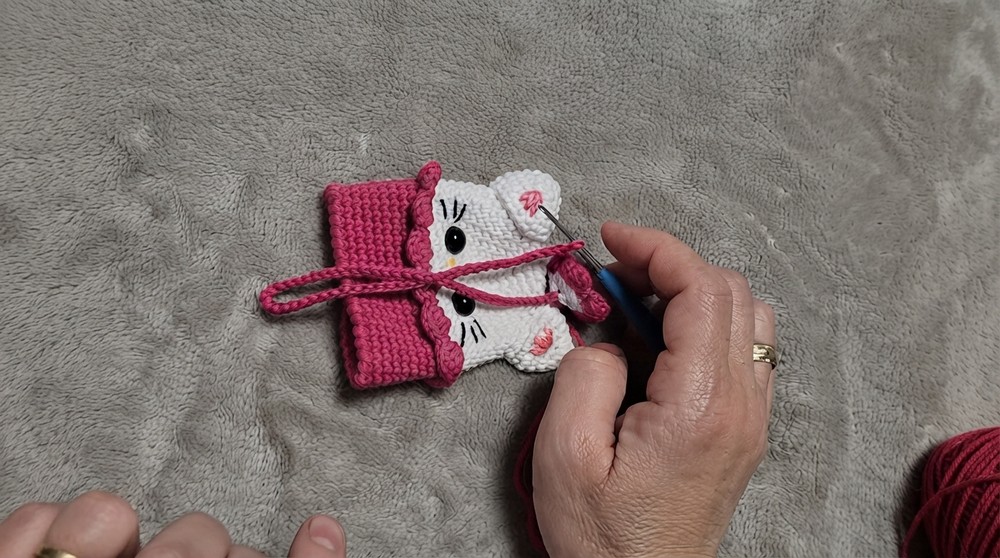 Crochet Hello Kitty Keychain Pattern 6