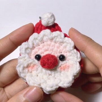Crochet Santa Claus Keychain Pattern 7